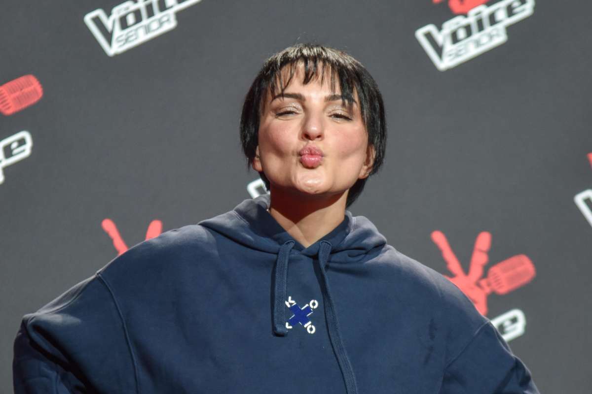 Arisa saluta il pubblico con un bacio durante la presentazione di The Voice of Italy