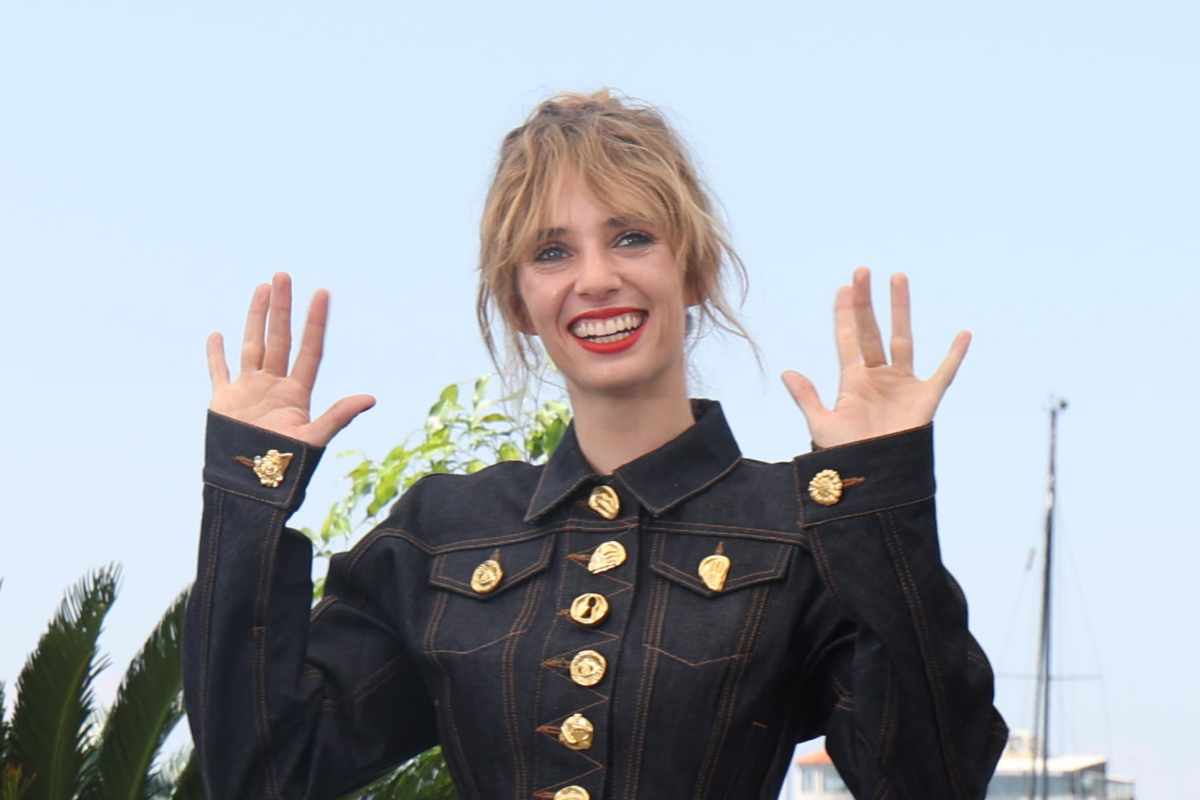 Maya Hawke saluta 