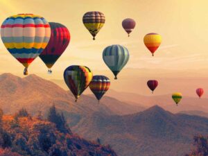 Mongolfiere che volano all'alba